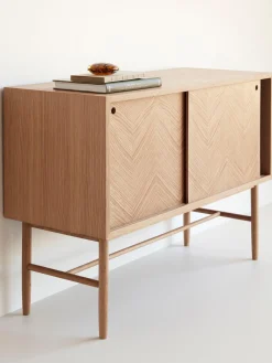 Aparador De Madera De Roble Con Diseno En Espiga Herringbone