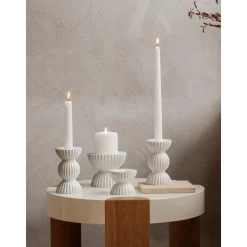 Candelabro De Porcelana Con Relieves Tura