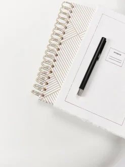 Mesa Auxiliar Con Forma Organica Pietra