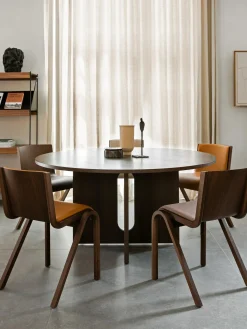 Mesa De Comedor En Roble Oscuro Androgyne, Tamanos Diferentes