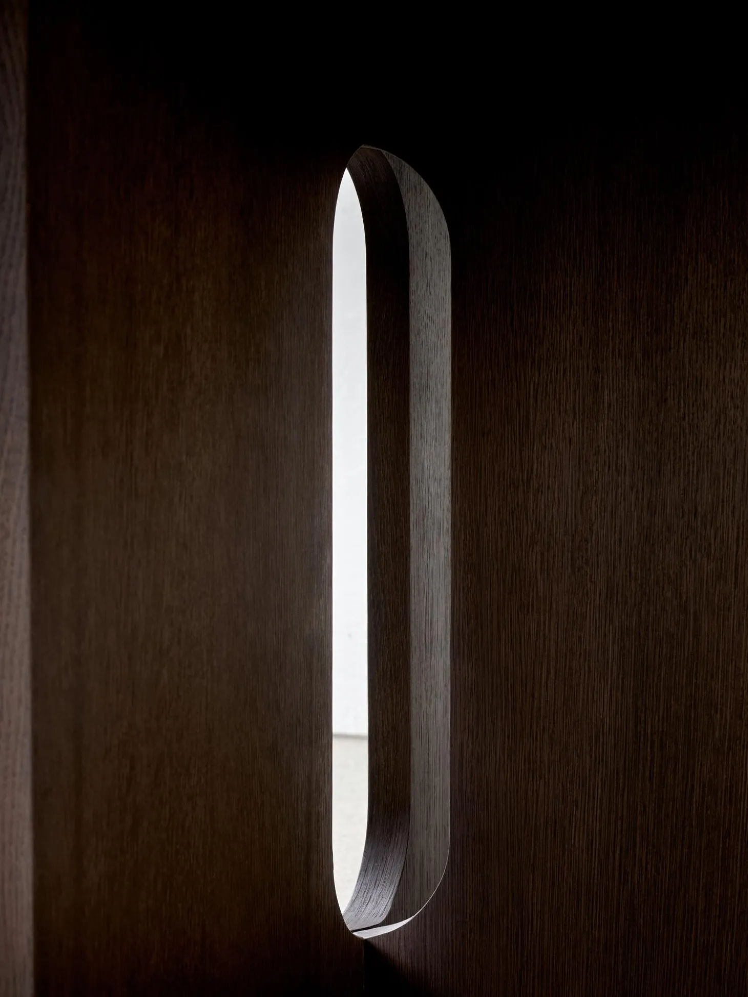 Mesa De Comedor En Roble Oscuro Androgyne, Tamanos Diferentes