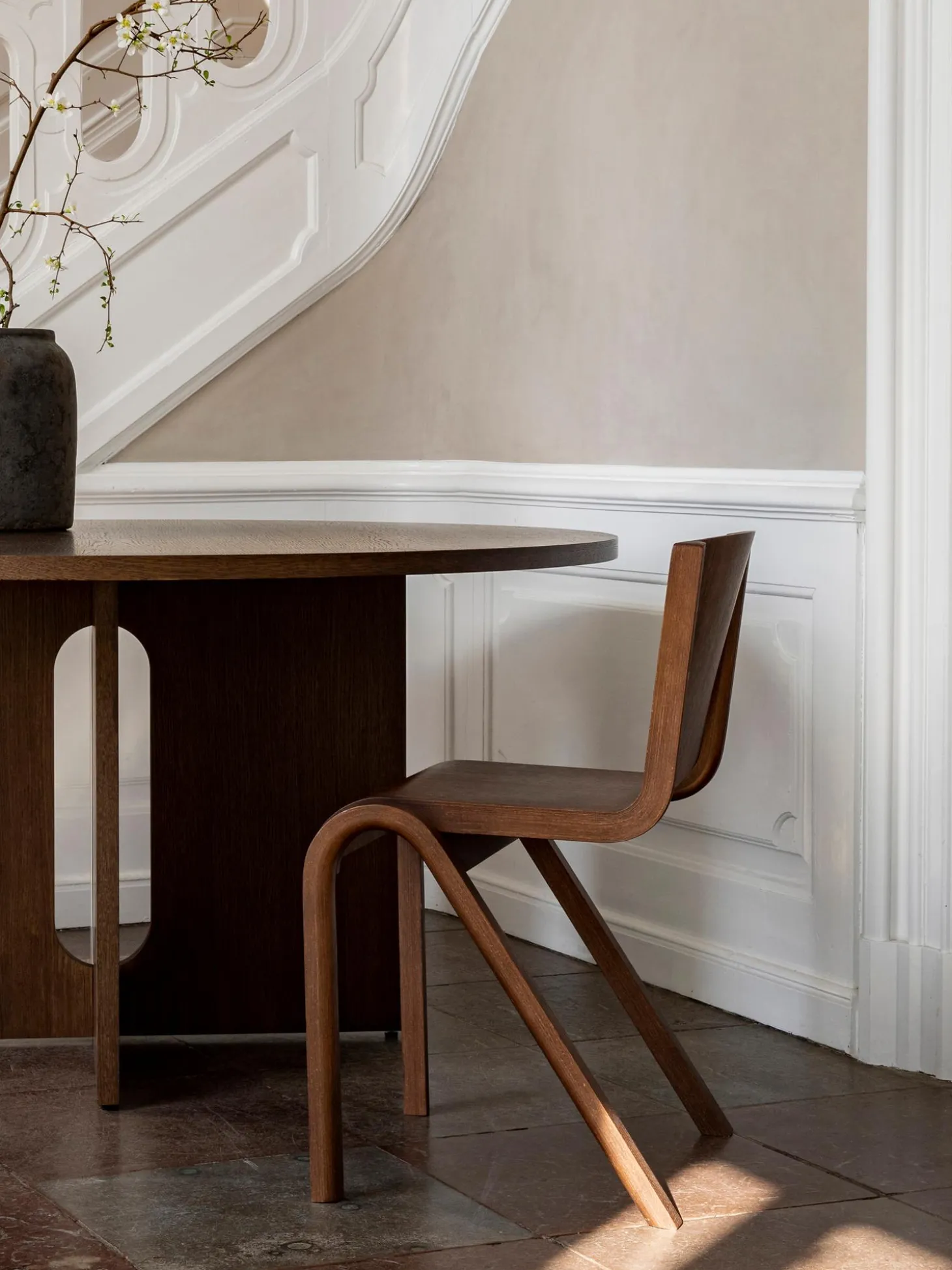 Mesa De Comedor En Roble Oscuro Androgyne, Tamanos Diferentes