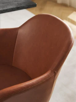 Silla Con Reposabrazos Pequena De Cuero Sintetico Fiji