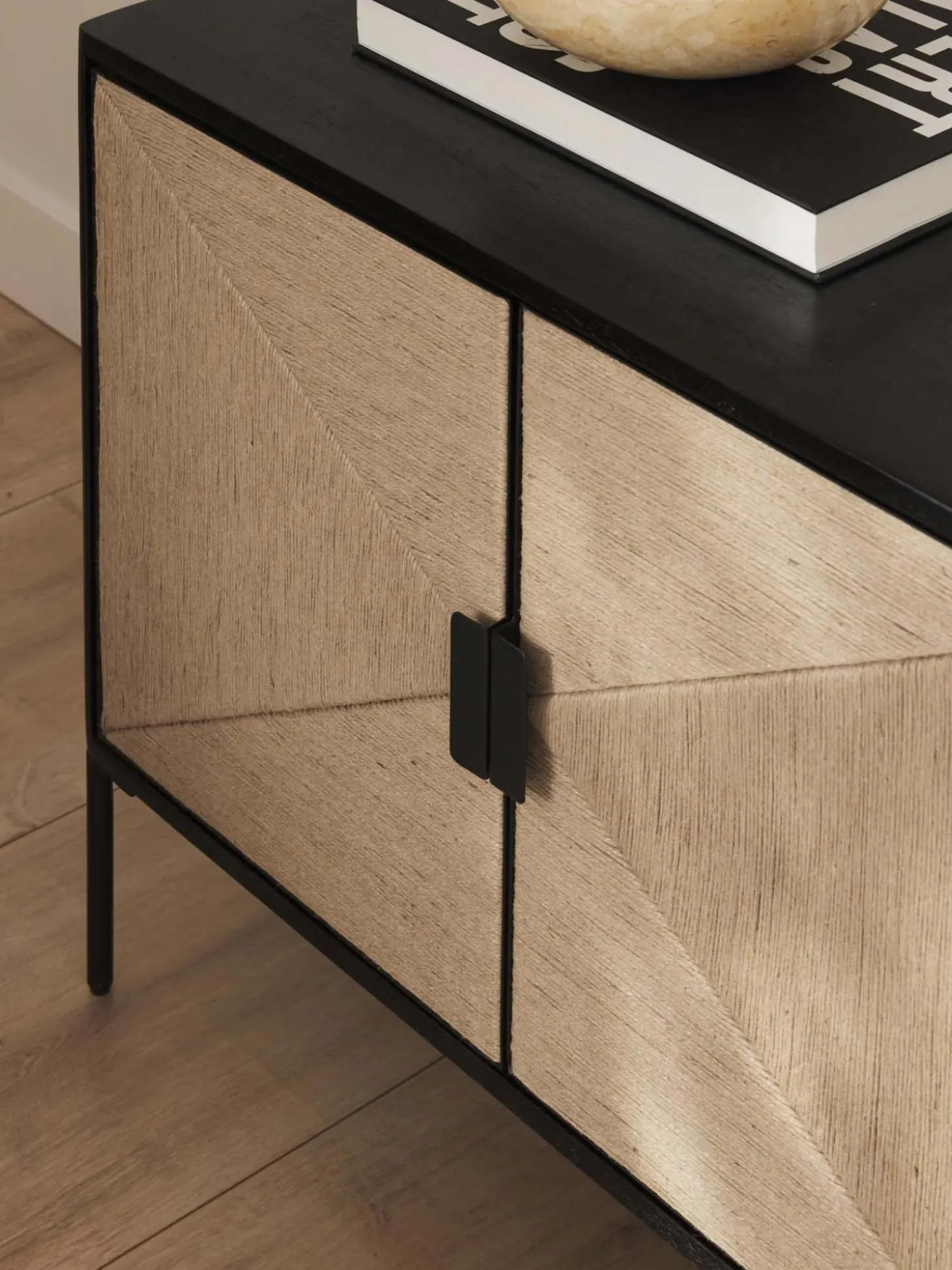 Aparador Con Puertas De Madera De Mango Maciza June