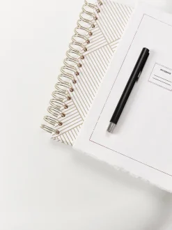 Mesa Auxiliar Con Forma Organica Pietra