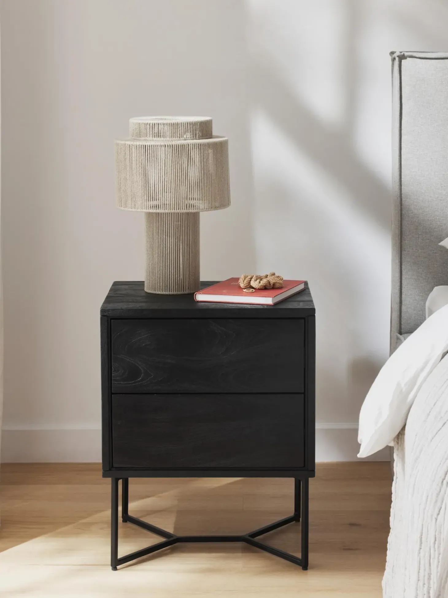 Mesilla De Noche De Madera De Mango Maciza Luca, Con Cajones