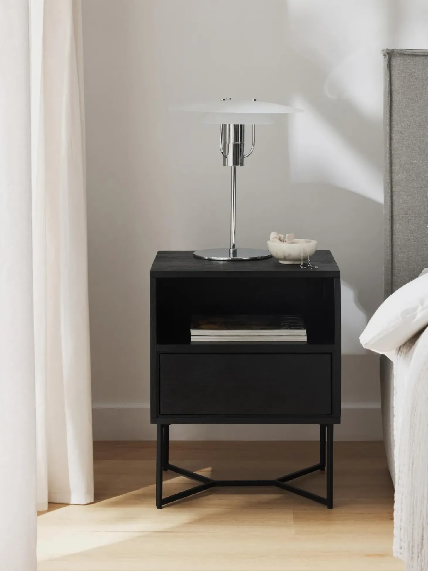 Mesilla De Noche De Madera De Mango Maciza Luca, Con Cajon