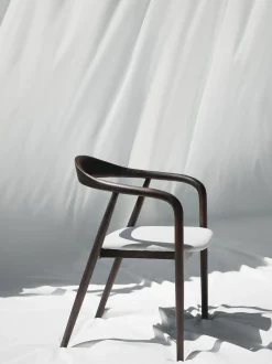 Silla Con Reposabrazos De Madera Con Asiento Tapizado Angelina