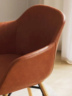 Silla Con Reposabrazos Pequena De Cuero Sintetico Fiji